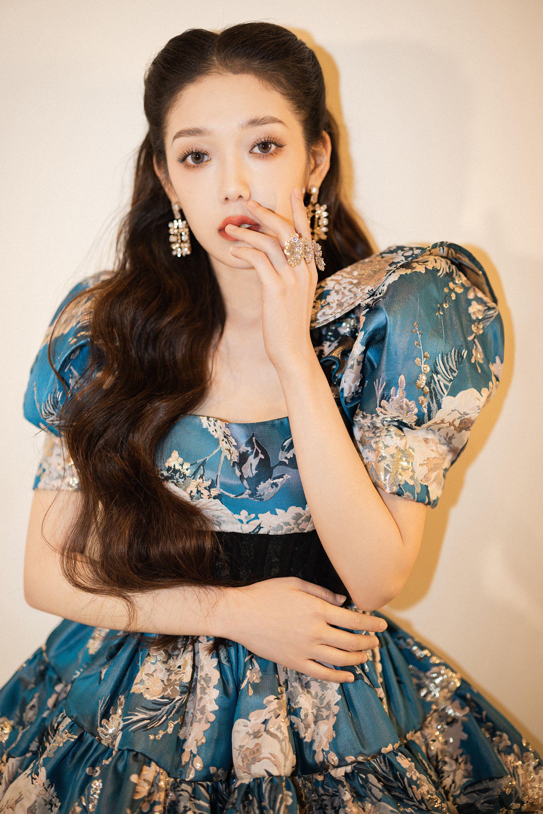 希林娜依高一身蓝色印花公主裙亮相浙江卫视 2023美好中国新歌会