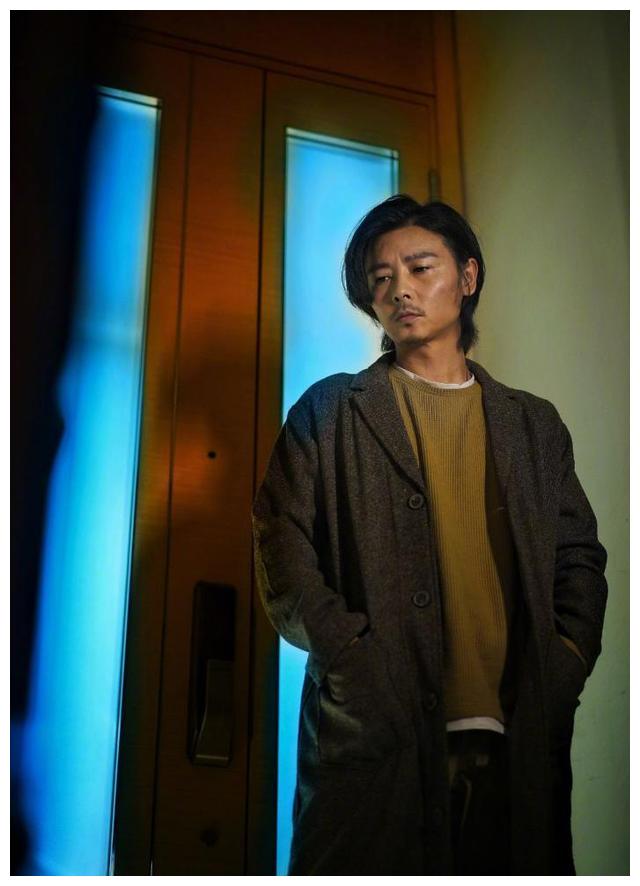 张晋晒硬照淘气询问胡子剃不剃?网友:不剃更有男人味