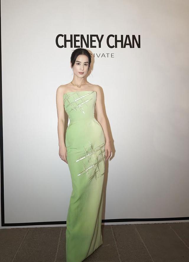 黄圣依嫩绿抹胸礼服秀精致锁骨低盘发眉眼动人诠释优雅魅力