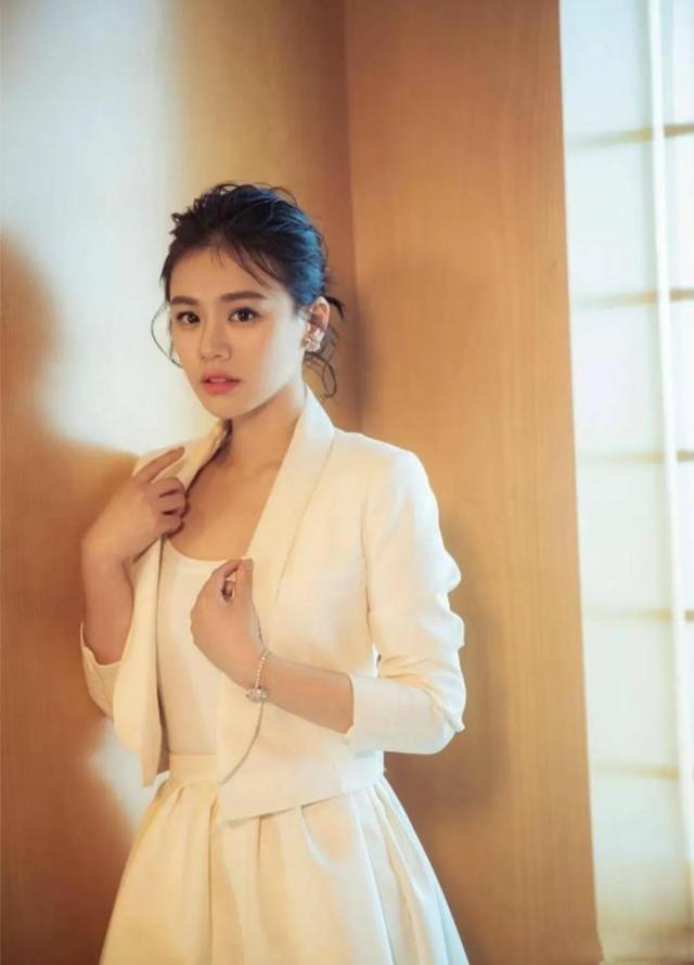 马思纯唯美写真照,魅力动人!__财经头条