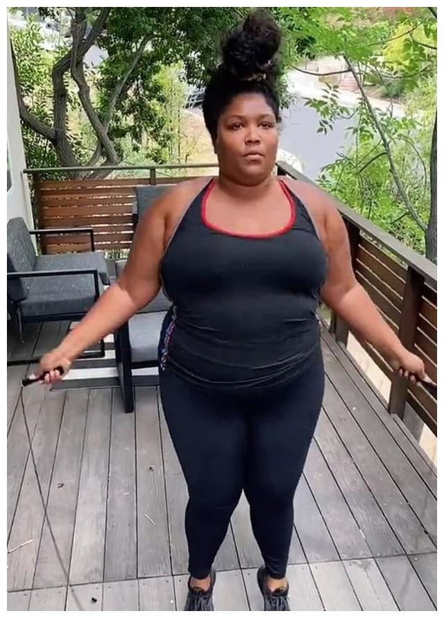 姐姐陈松伶西装穿太肿郑欣宜被笑水桶腰胖人女星回呛赢喝彩