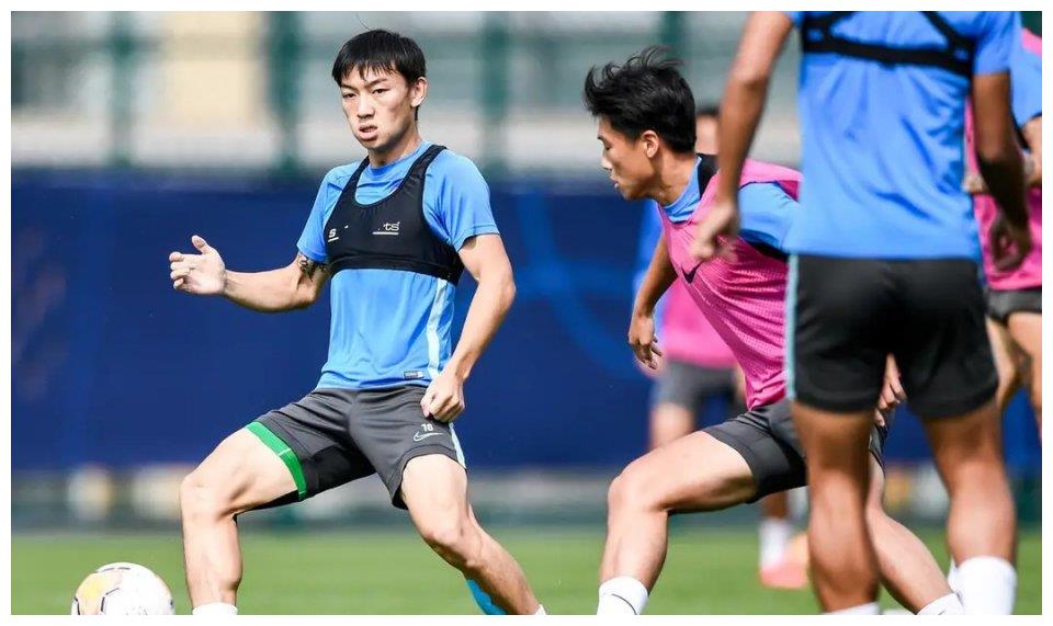 成家立业,大连人23岁国脚与美女未婚妻订婚,转会改变职业生涯