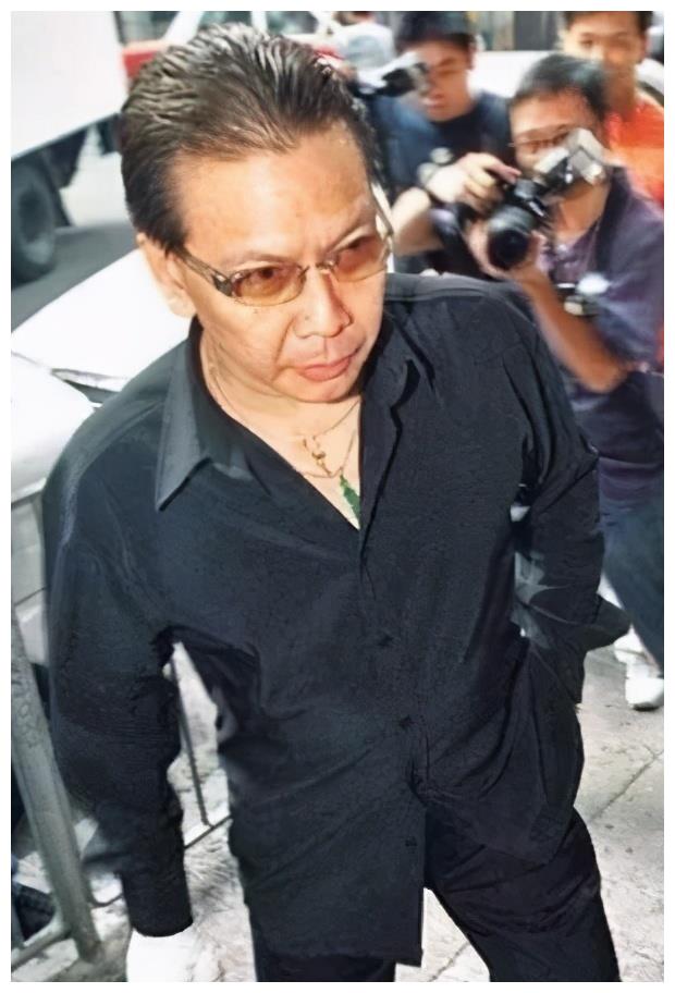 保重74岁向华波在家跌倒撞伤头脚退休每月靠弟弟向华强资助