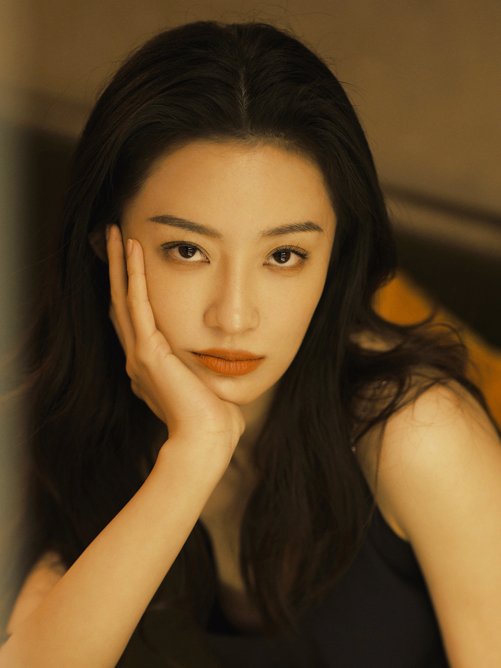 演员孙佳雨冬日慵懒感写真释出 随性闲适时尚感爆棚