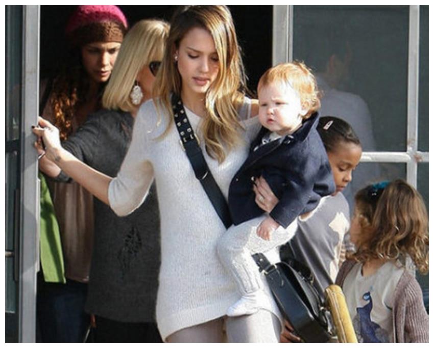 贝嫂单手抱娃出街,网友:这也太飒了吧!