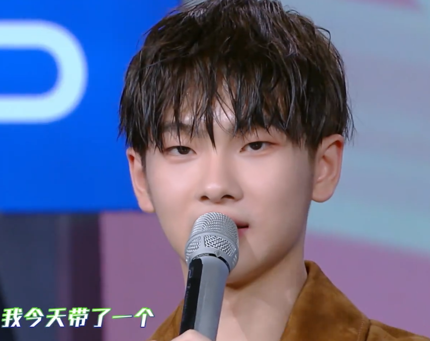 周震南参加《快本》,当看到他的"飞天靴",迷之审美!