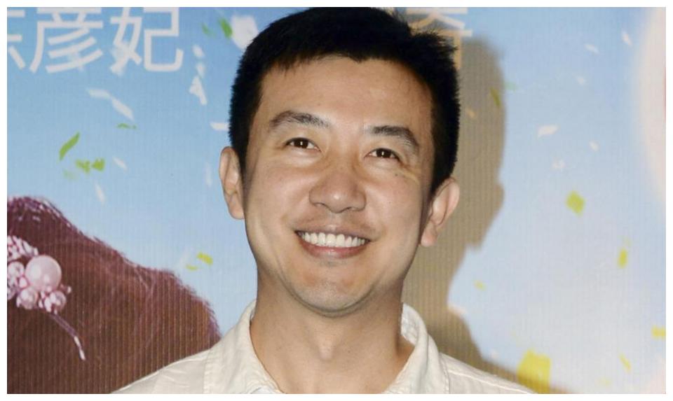 李呈媛也是位演员,在演艺圈并不怎么出名,她比鄢颇小了十几岁,可是