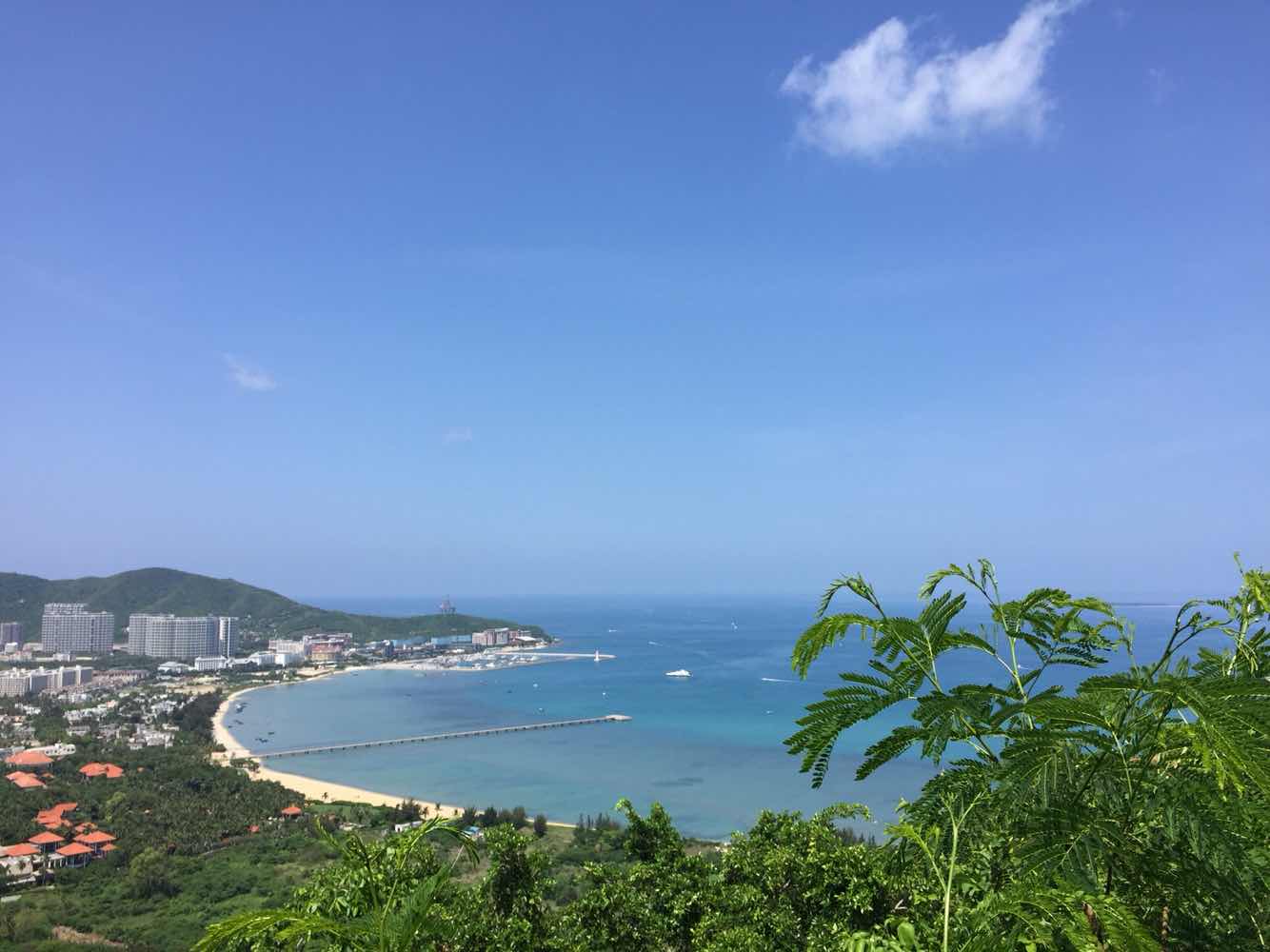 走进鹿回头风景区登高远眺三亚湾美景一览无遗