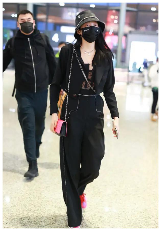 关晓彤还嫌自己腿不够长吗？穿短上衣不够还要配高腰裤，比例真好休闲区蓝鸢梦想 - Www.slyday.coM