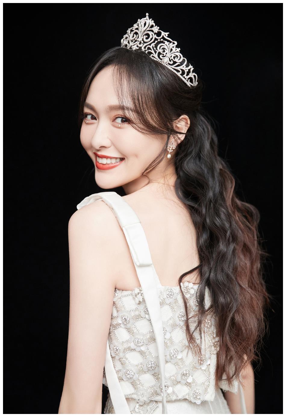 唐嫣水晶刺绣,戴王冠宛如公主,细腿吸睛,她的美丽绝不是传说