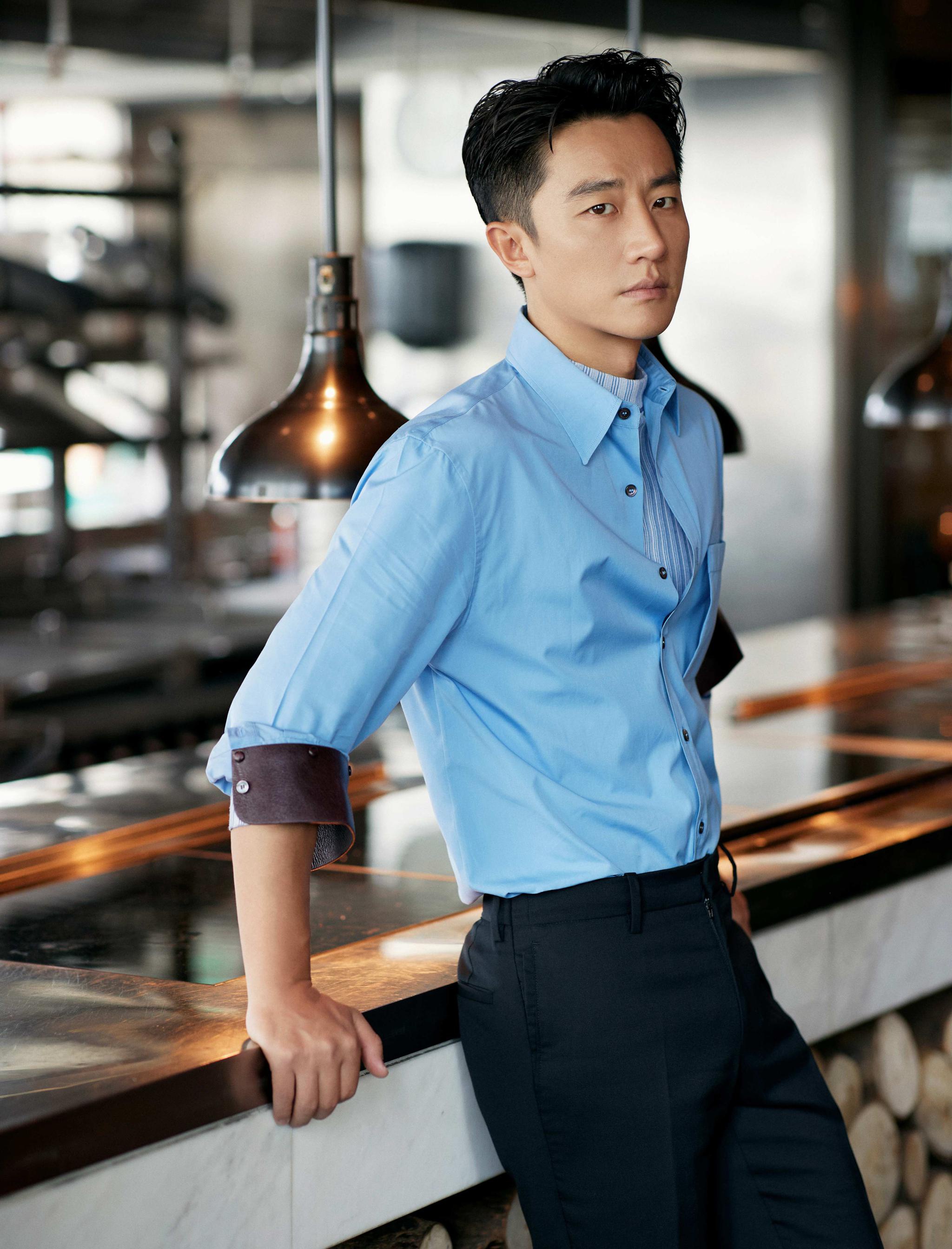 黄轩亮相品牌活动打破标签呈现多面自我