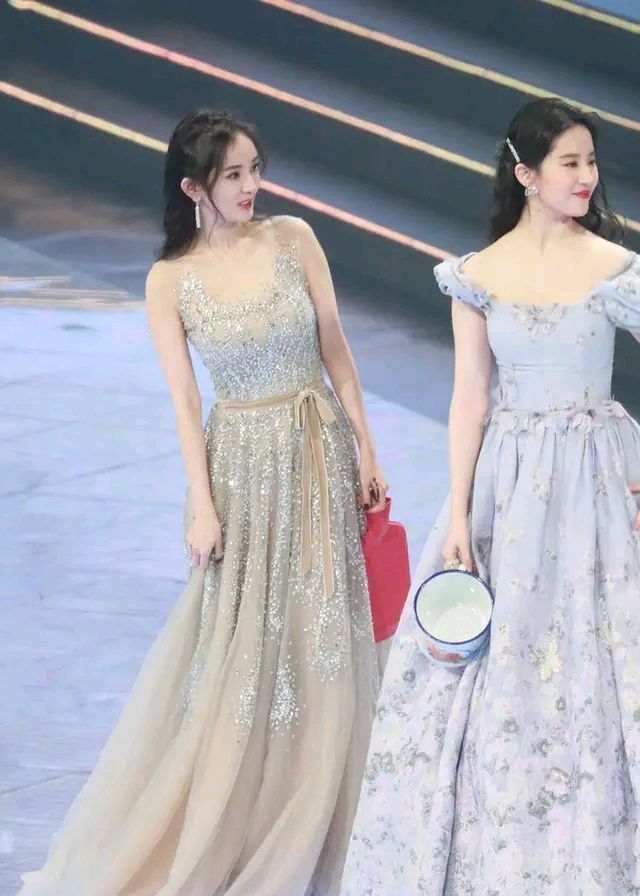 1月11日 北京 新浪微博之夜 刘亦菲 杨幂 杨颖 佟丽娅 同框领奖_高清