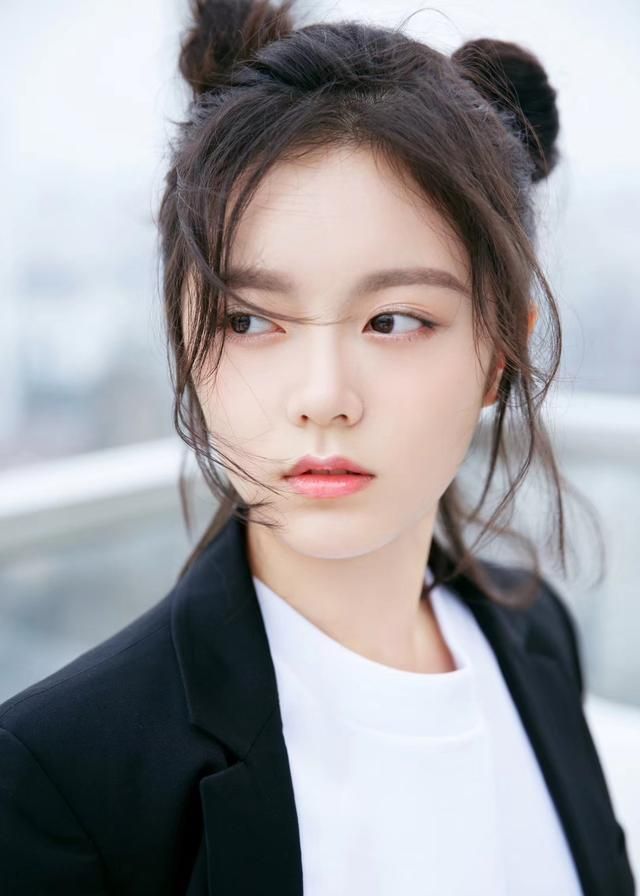 赵今麦梳丸子头,可爱中略带调皮