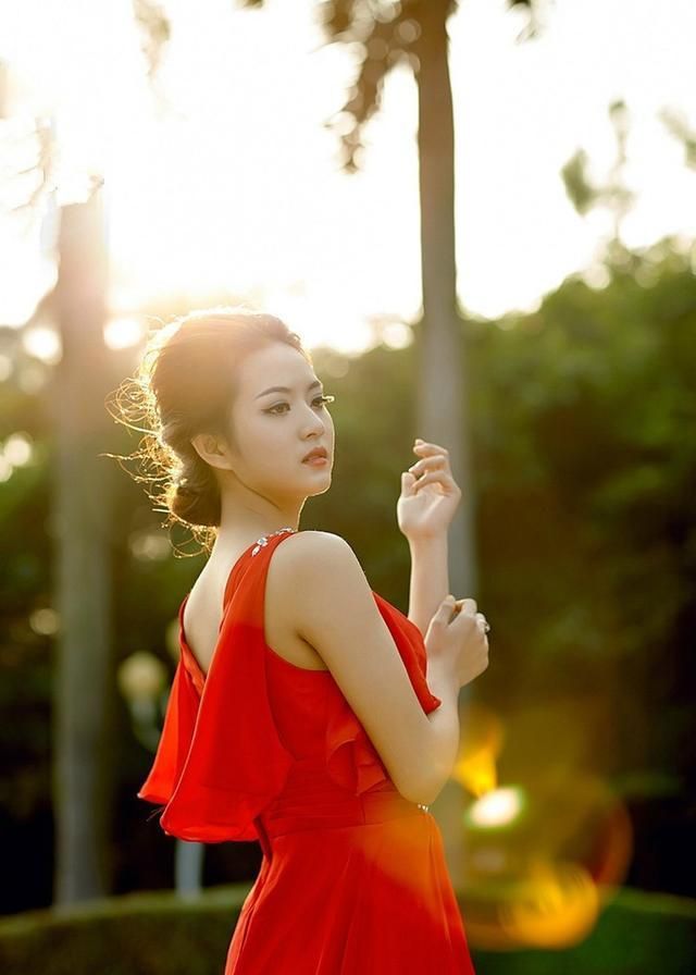 佳丽靓影赛西施,美女身穿中国红婚纱拍婚纱照,惟妙惟肖皆气质