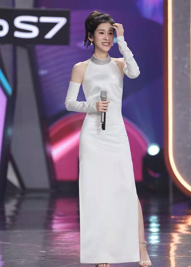 张碧晨登快乐大本营生女儿后综艺首秀一身白色长裙真的很美