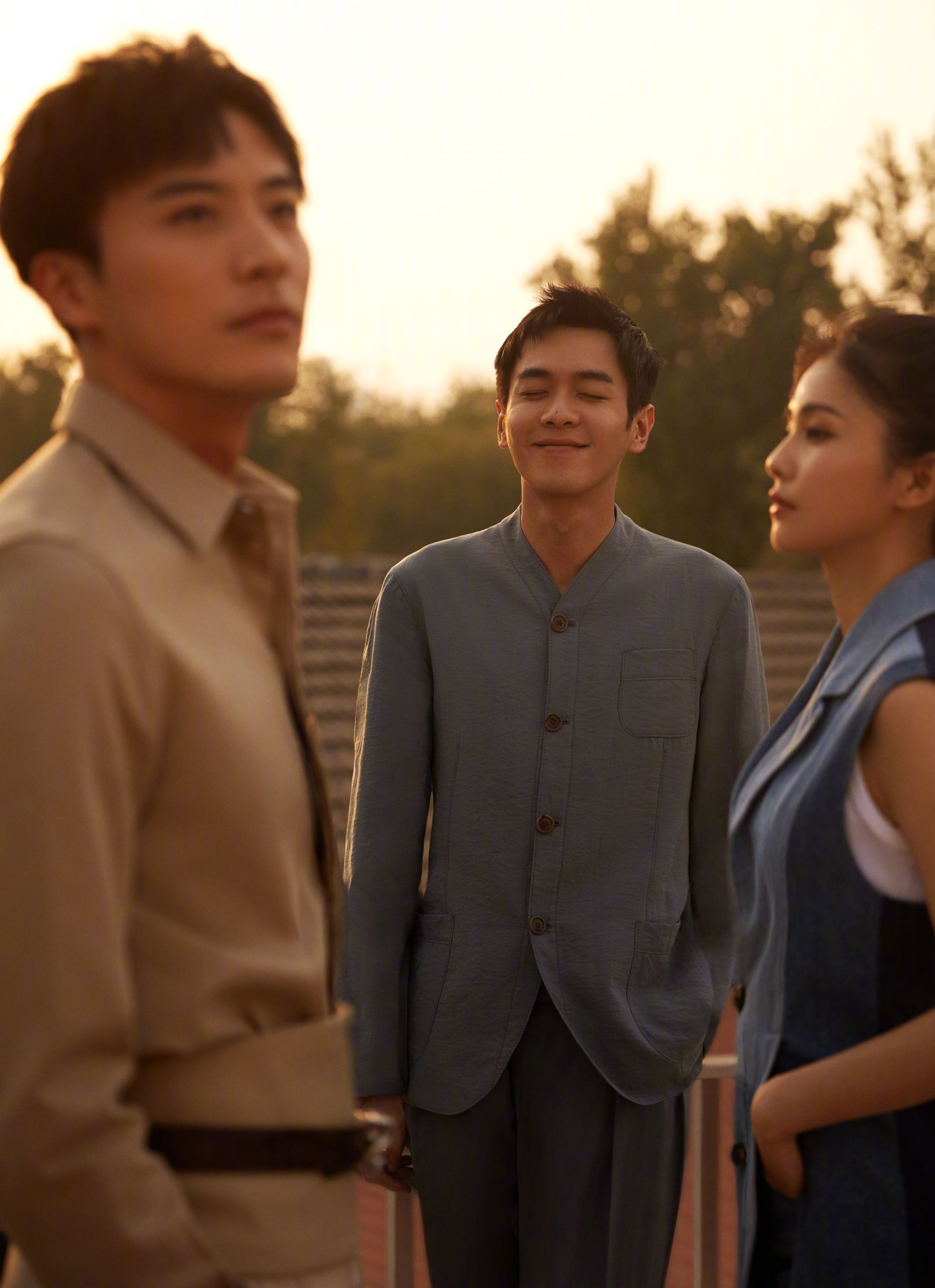 张若昀白鹿造型真帅!在天台穿西装扮酷,《警察荣誉》阵容强大