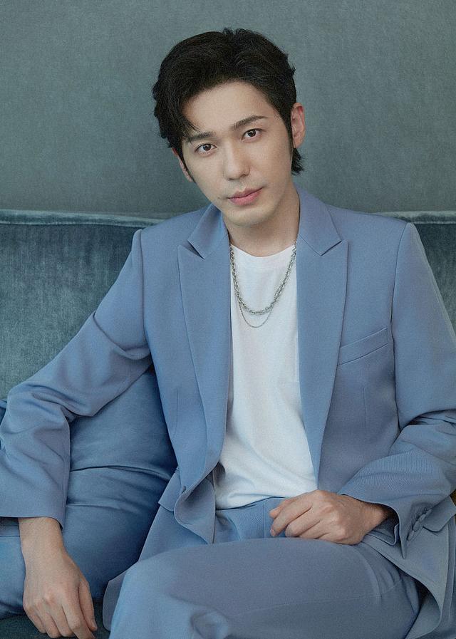 白宇蓝西服搭小白鞋清爽有型直视镜头,眼神温柔散发魅力!__财经头条