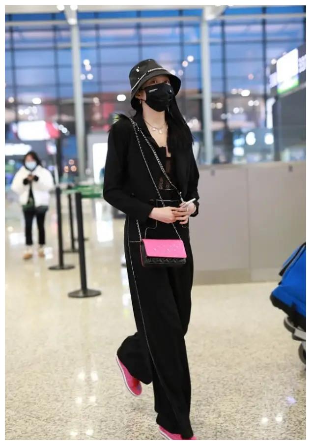 关晓彤还嫌自己腿不够长吗？穿短上衣不够还要配高腰裤，比例真好休闲区蓝鸢梦想 - Www.slyday.coM