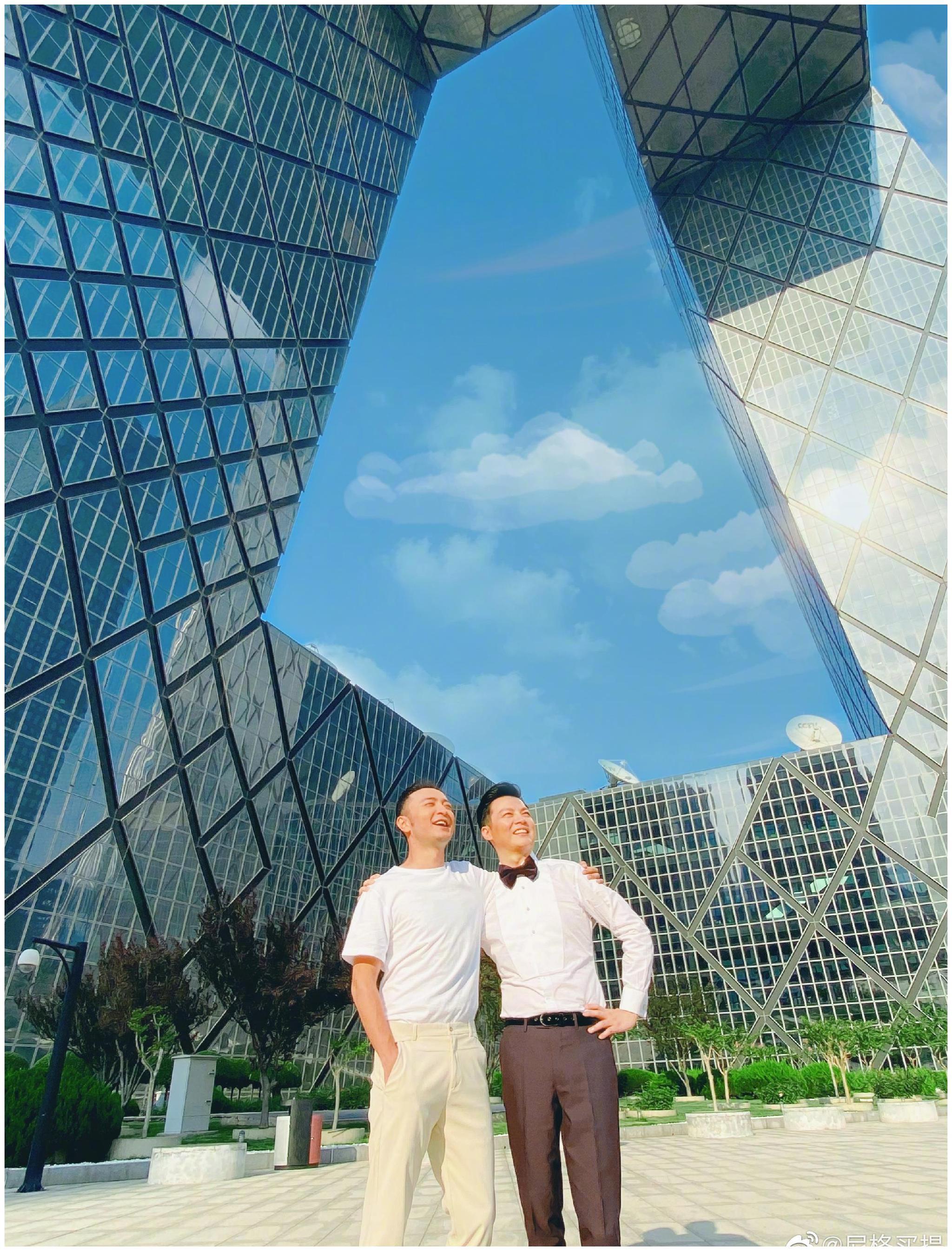 尼格买提晒与董卿等主持人合影长腿瞩目