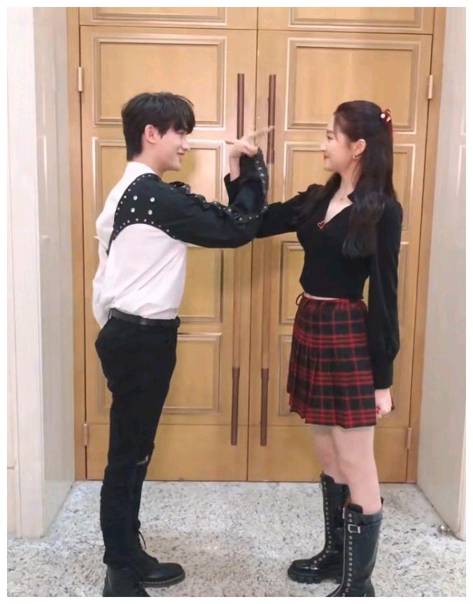 关晓彤与丁程鑫跳手势舞,大长腿超短裙超性感,丁程鑫羞涩不已