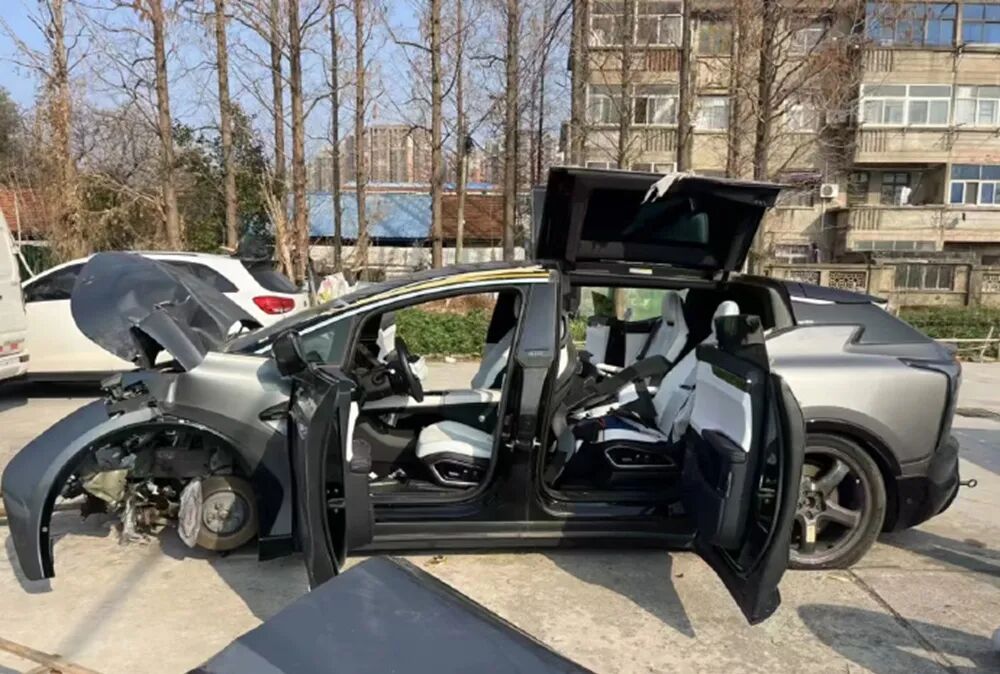 汽车品牌倒下后，谁来接管那块“中控屏”？