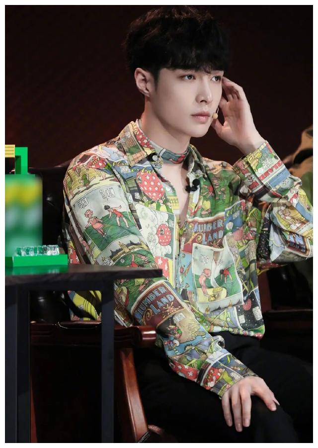 张艺兴最新造型突破大,梳鲶鱼头个性十足,一身黑衣禁欲十足!