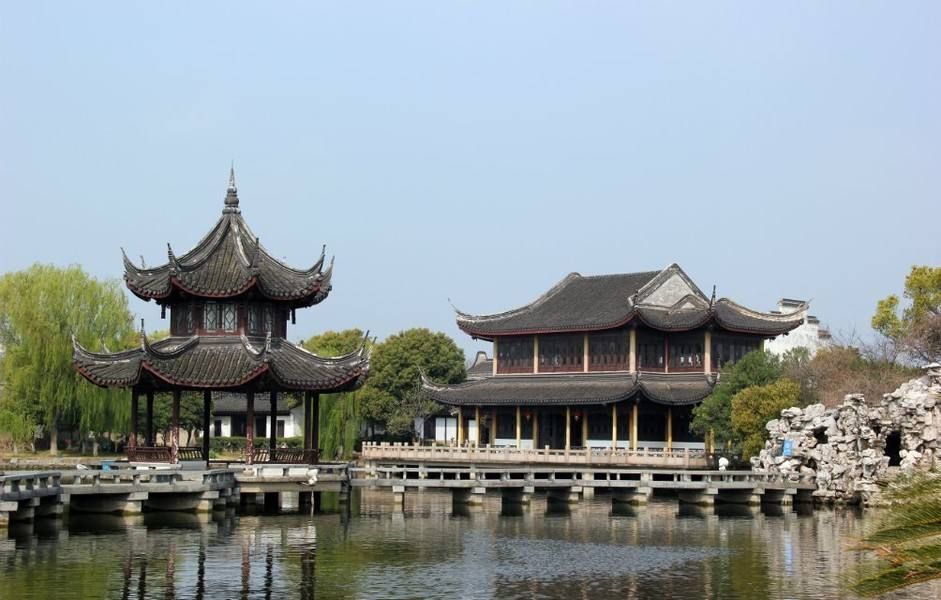 保存着爱国教育家沈体兰童年生活的贞固堂,还有画家陈逸飞笔下的双桥