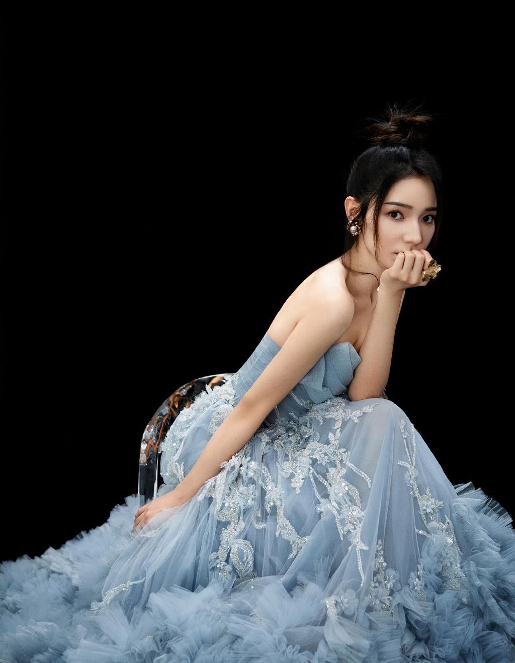 代斯不愧是杨幂的人,穿蓝色礼服裙摆铺开成扇形,秀曲线优雅极了_高清