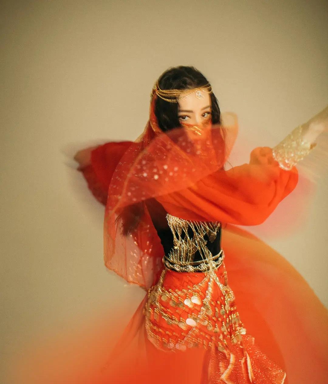 自古西域出美女,迪丽热巴带来的《打起手鼓唱起歌》别有一番滋味