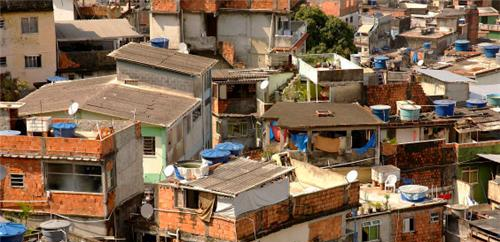 美国女博士感受贫民窟生活,连换6份工作,最后穷困潦倒狼狈离开__财经