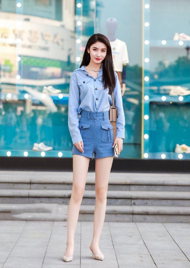 小姐姐半身裙搭配t恤,简单舒适