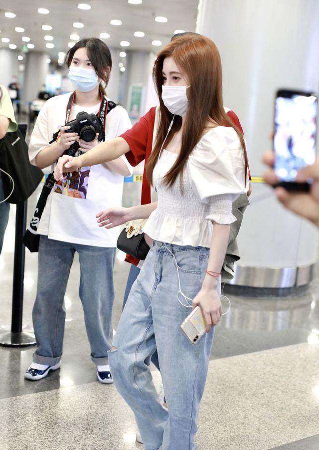 鞠婧祎穿白色唯美短上衣搭配浅色牛仔裤,秀发拂面,仙姿绰约