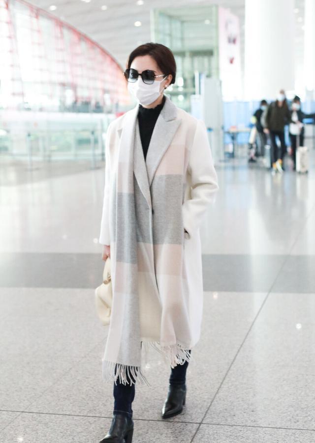 43岁陈数好优雅,白色大衣配黑色小衫利落干练,"御姐范"十足