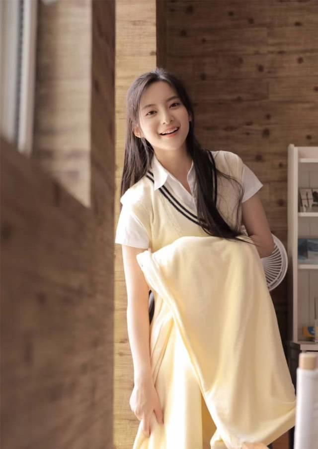 这位演员的名字叫孙安可,当时在新版本的倚天屠龙记中扮演的是杨不悔