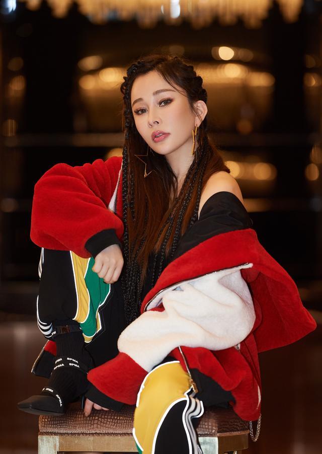 音乐作品总能成为跃入大众脑海的首位,仔细数数温岚被大众熟悉的歌曲