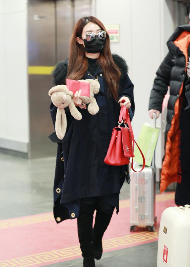 赵丽颖美得真精致穿斗篷大衣配过膝长靴尽显甜美可爱气质