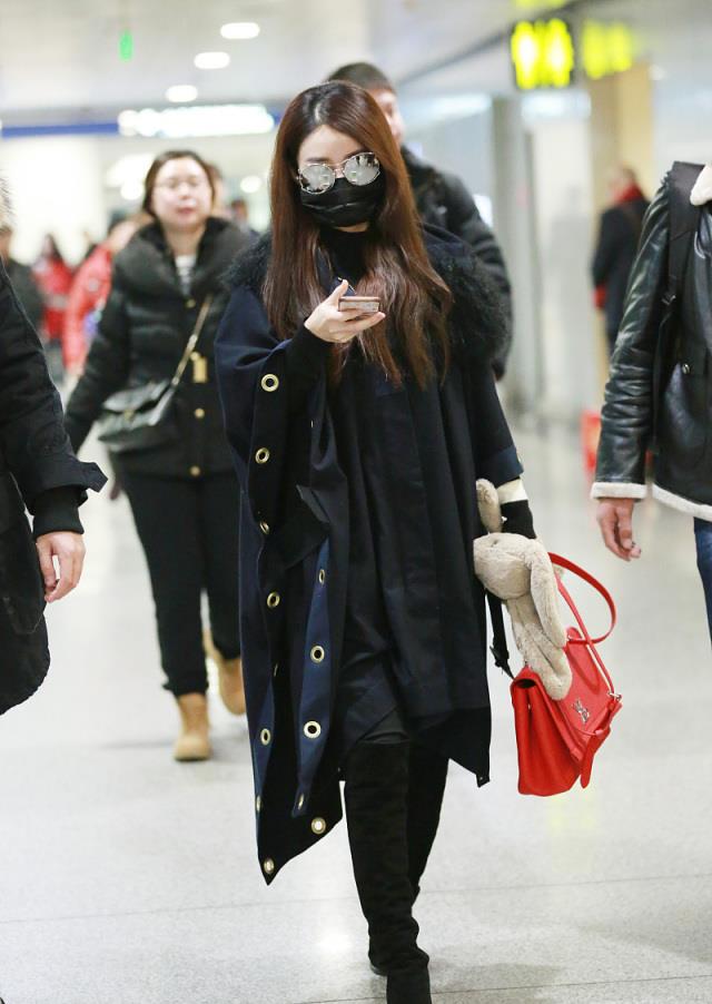 赵丽颖美得真精致穿斗篷大衣配过膝长靴尽显甜美可爱气质