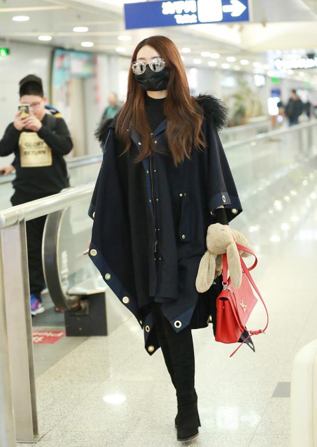 赵丽颖美得真精致穿斗篷大衣配过膝长靴尽显甜美可爱气质