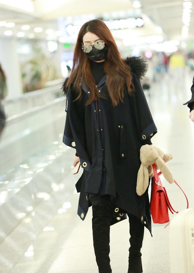 赵丽颖美得真精致穿斗篷大衣配过膝长靴尽显甜美可爱气质