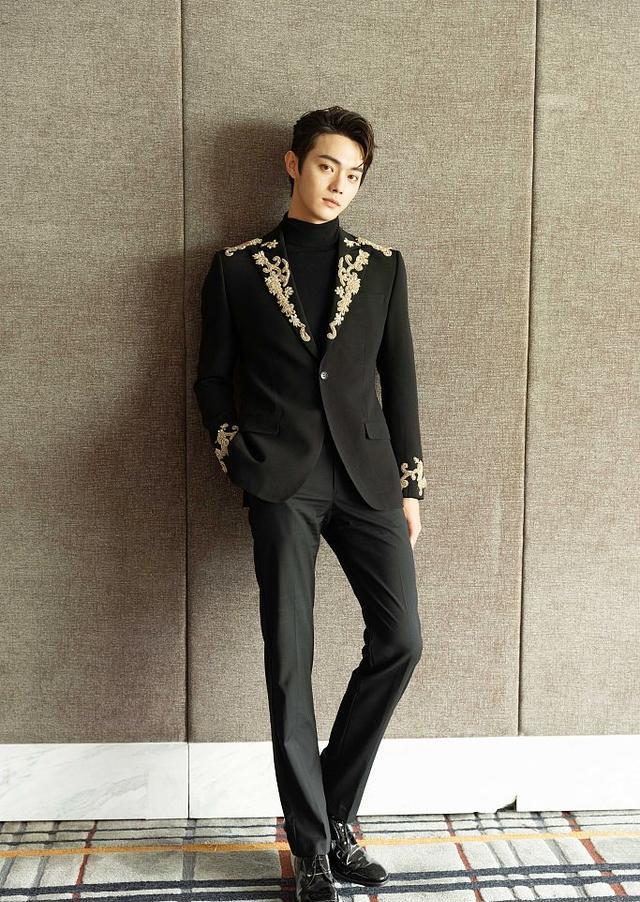 许凯鎏金刺绣黑西装造型化身贵公子 精致发型突显优越五官__财经头条