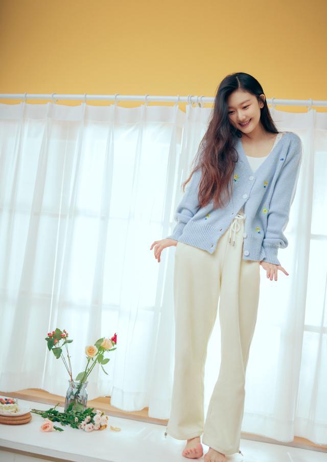 袁雨萱居家暖阳大片曝光清新甜美将初冬氛围拉满