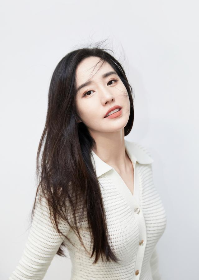 实力女演员王智今日发文:"再见～长发的我～留个念",并释出一组长发