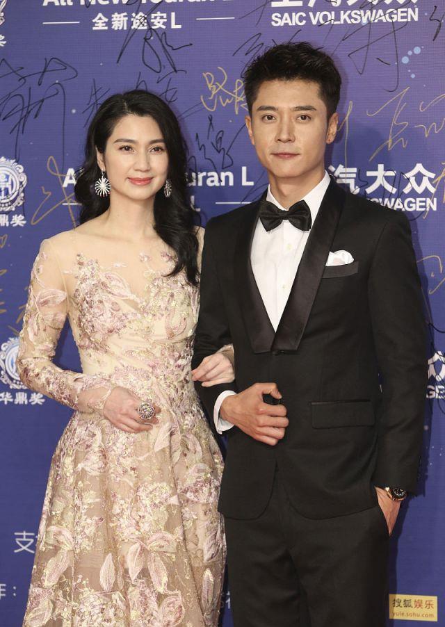 洪欣携小老公秀恩爱穿刺绣长裙典雅大方看不出10岁年龄差