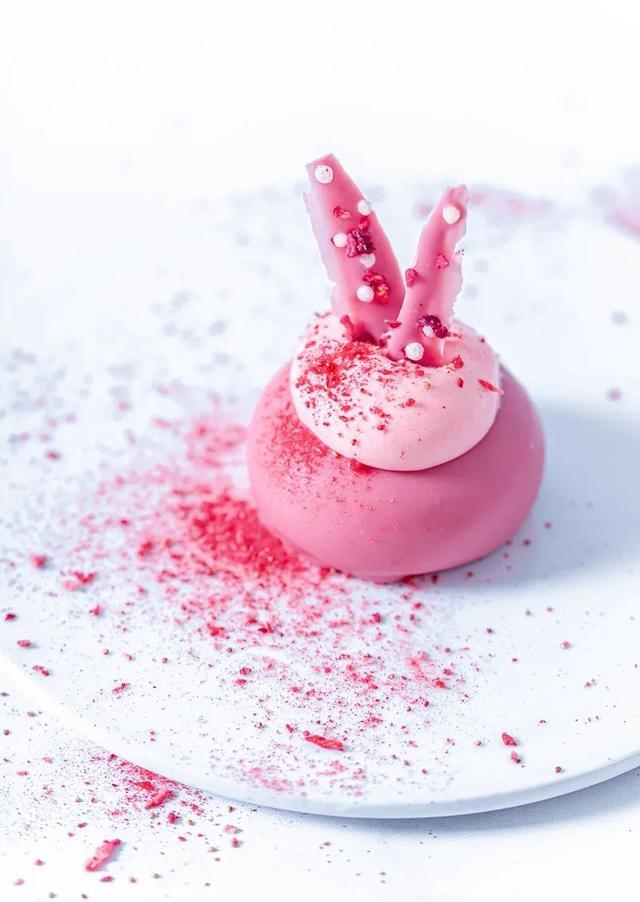 粉红兔子甜点红宝石巧克力草莓慕斯制作