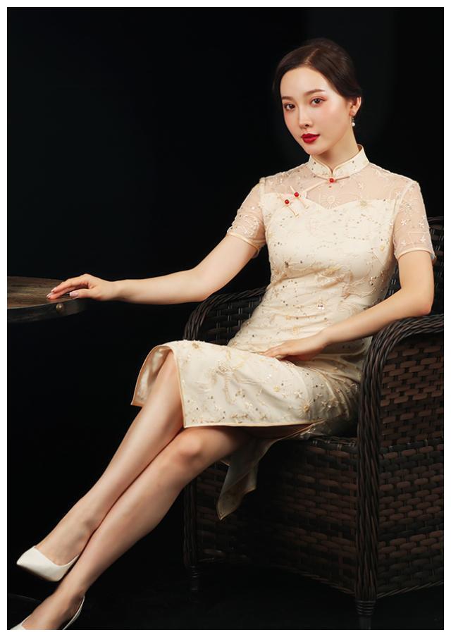 张俪在国外美到耀眼,一袭刺绣旗袍尽显东方神韵,太给国人长脸了