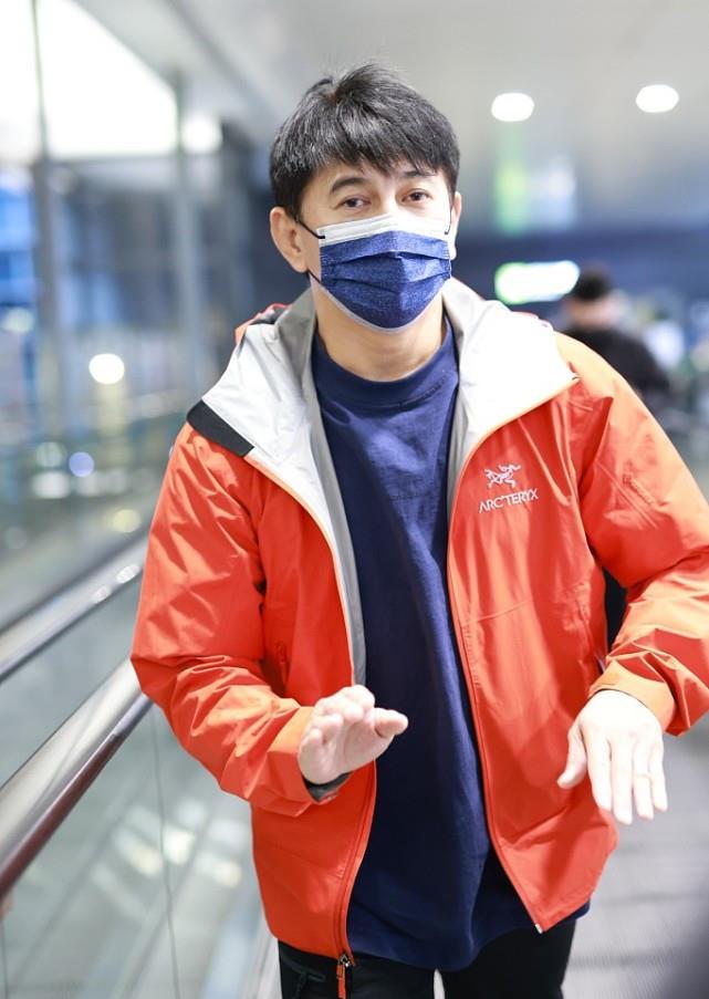 吴奇隆帅如小伙,穿橙色外套搭黑色裤子,精神状态好得很!__财经头条