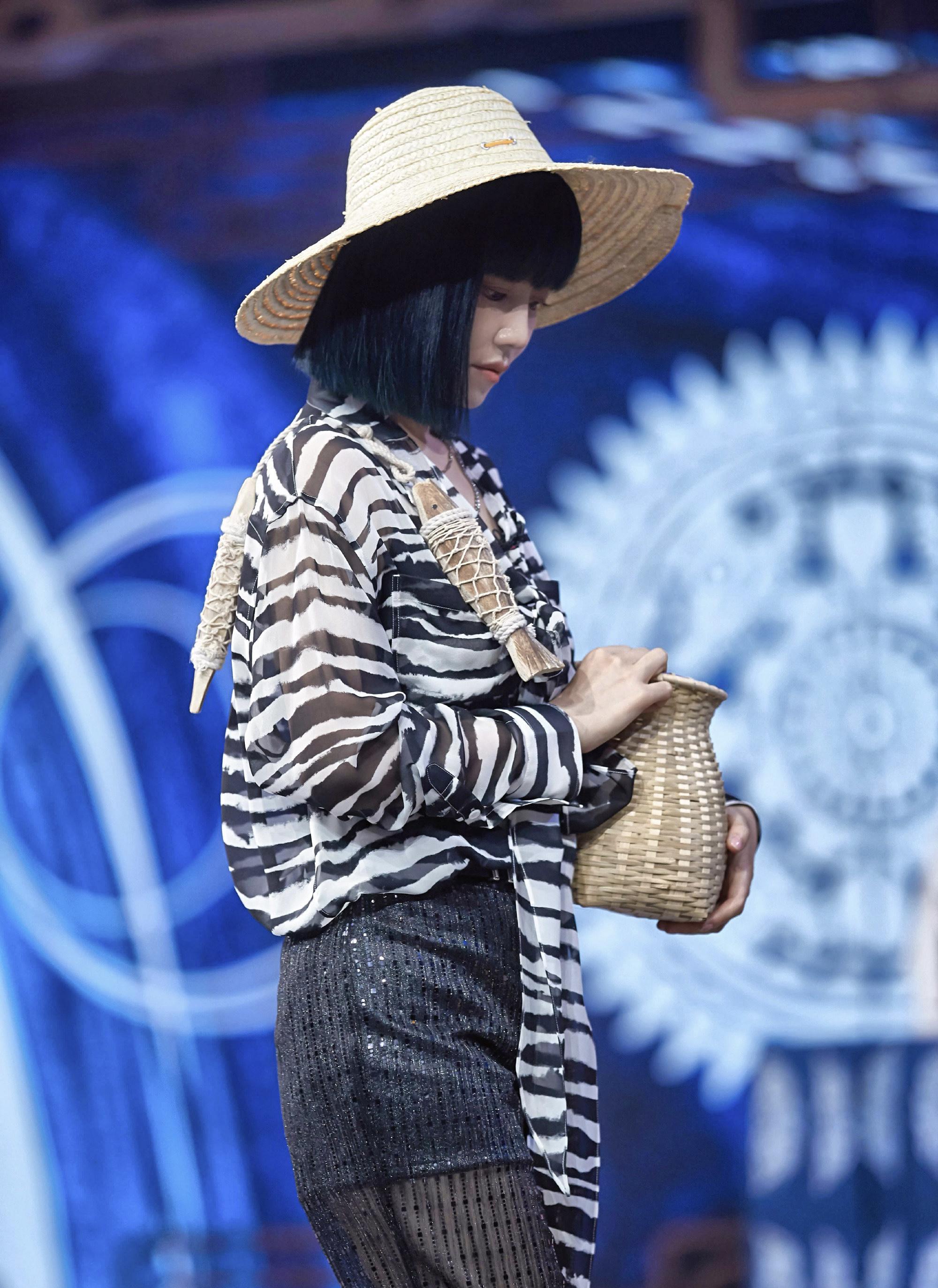 谭卓大牌代言时尚魅惑卡其色丝光风衣女人味十足再现高贵妃