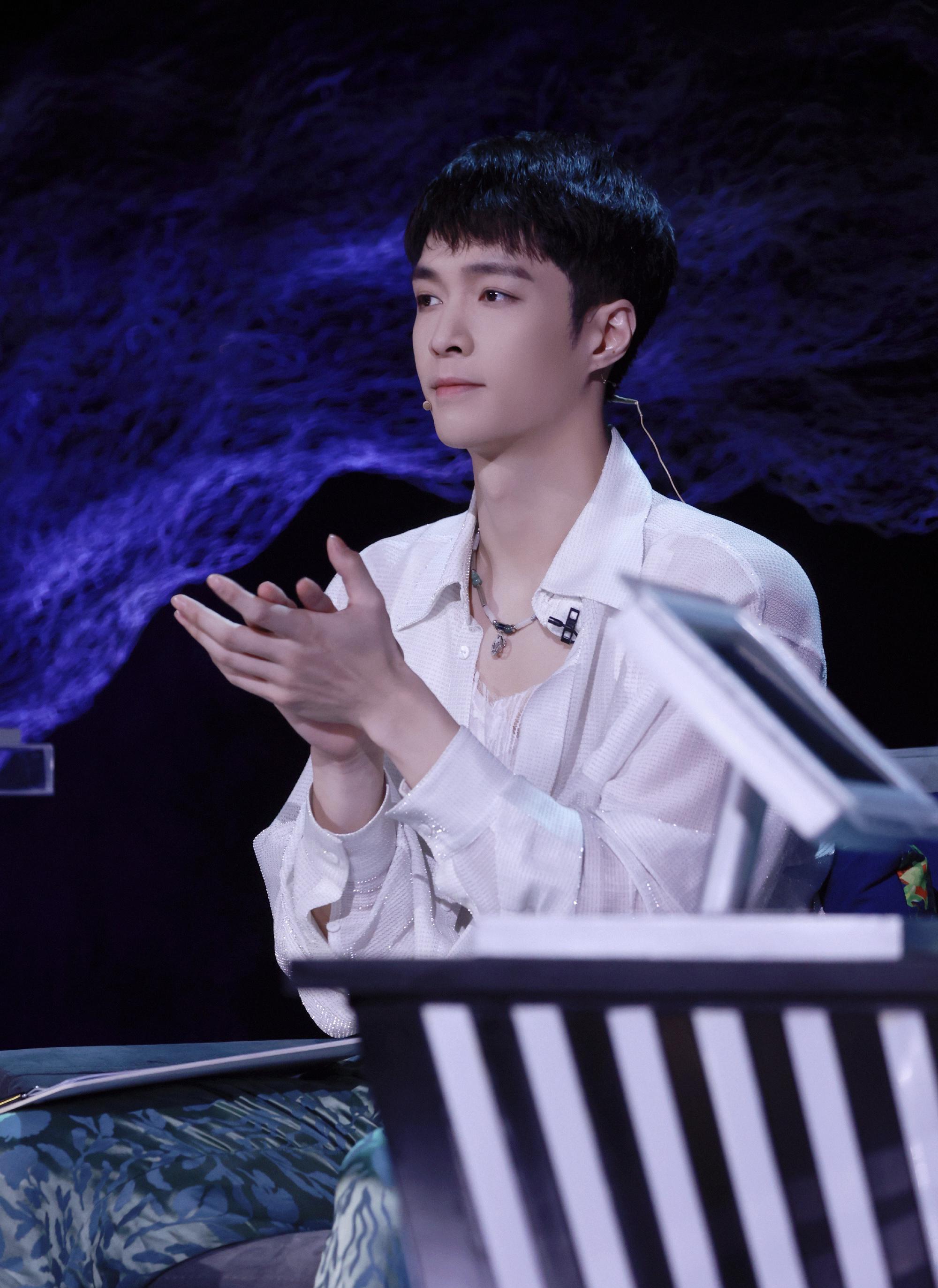 张艺兴将亮相央视春晚牛仔棉衣毛绒领现身彩排侧颜依旧扛打