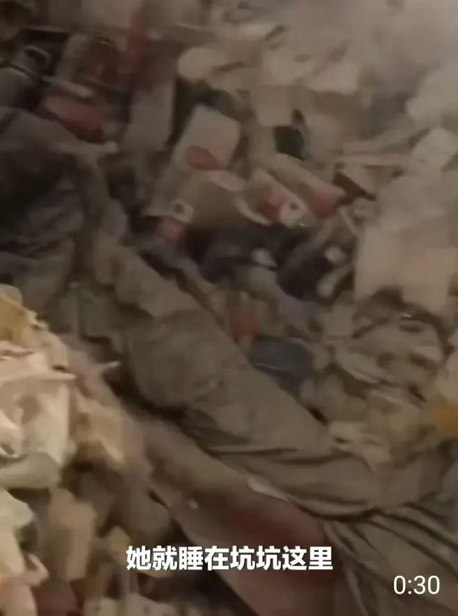 太邋遢,年轻女孩租房2年未扔垃圾,房东请人清理出27桶多垃圾休闲区蓝鸢梦想 - Www.slyday.coM 太邋遢,年轻女孩租房2年未扔垃圾,房东请人清理出27桶多垃圾休闲区蓝鸢梦想 - Www.slyday.coM