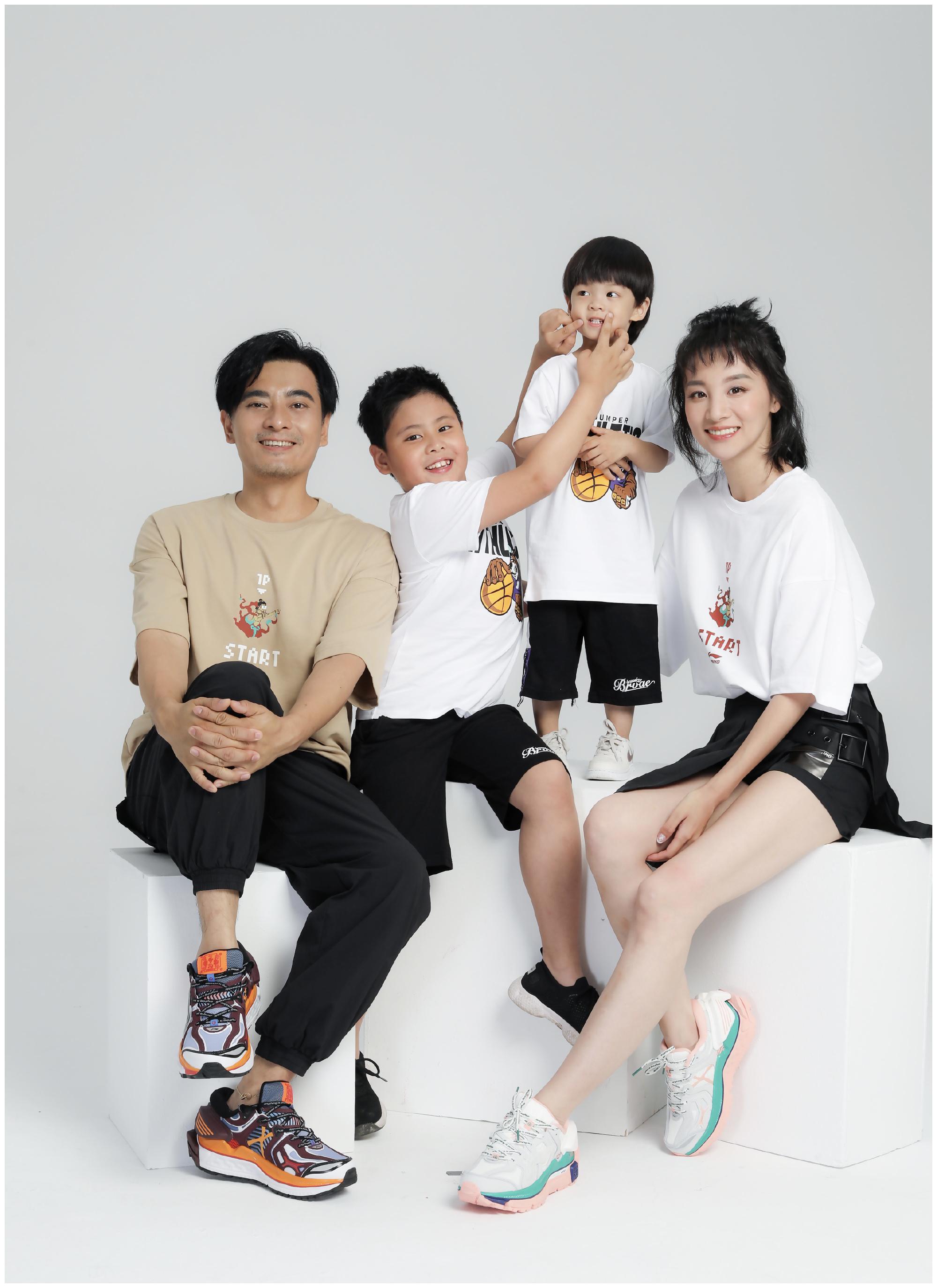 陈龙支持妻子工作引热议抱两儿子亮相甜蜜幸福发长文表白妻子